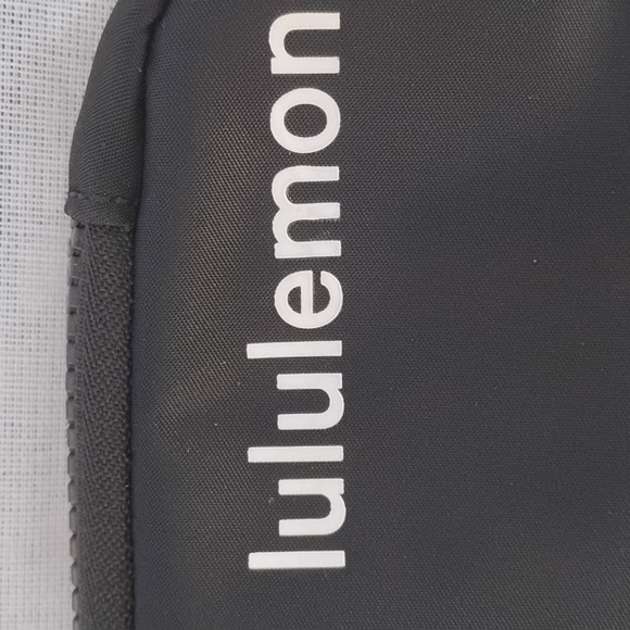 lLULULEMON Easy Access Crossbody Bag Black EUC ✨ - Picture 6 of 8